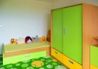 Dětský pokoj - postel se zásuvkou, šatní skříň