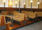 Dřevěné pódium, lavice, stoly, kryty radiátorů