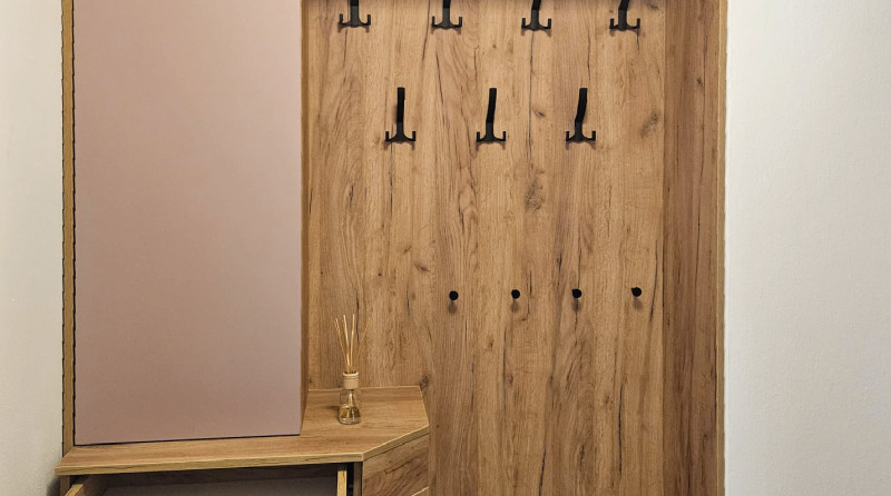 Elegantní prvek se zajímavě řešenou zásuvkou.