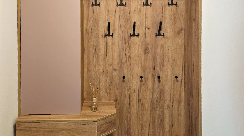 Elegantní prvek se zajímavě řešenou zásuvkou.